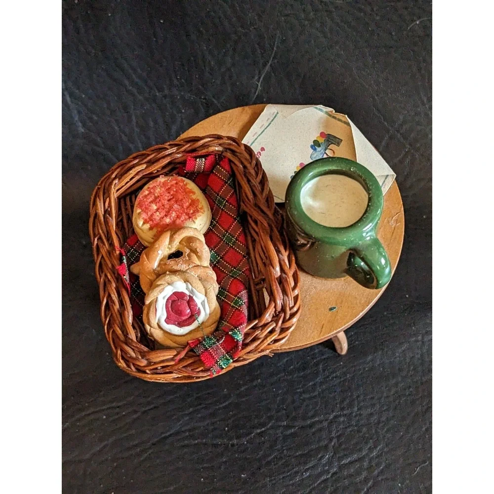 2009 Byers Choice Round Side Table With Sweets Gingerbread Santa Mug Letter